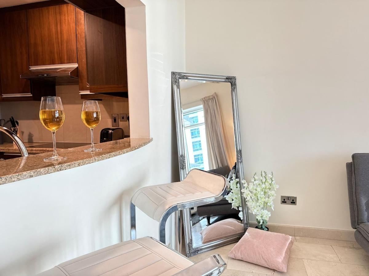 Stylish 1bhk In Marina Steps To Metro & Marina Walk *