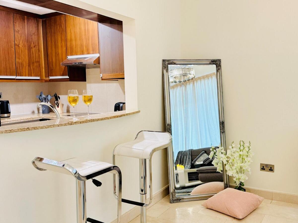 Stylish 1bhk In Marina Steps To Metro & Marina Walk *