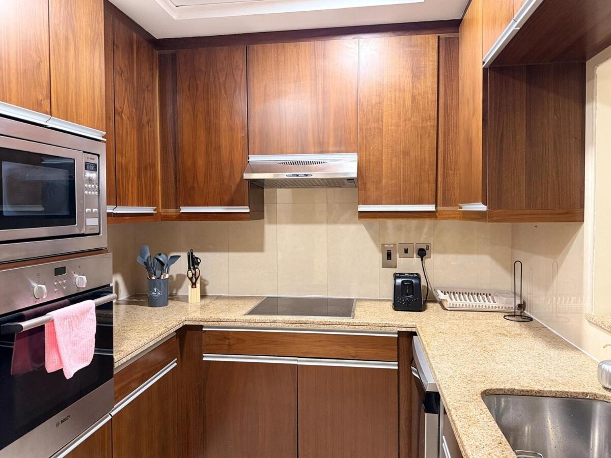 Stylish 1bhk In Marina Steps To Metro & Marina Walk Apartment *